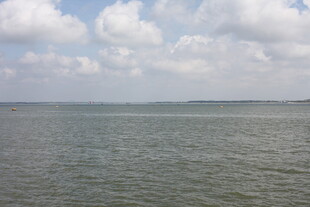 广阔海面与天空的自然景致