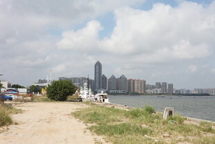 海滨城市风光与休闲小径