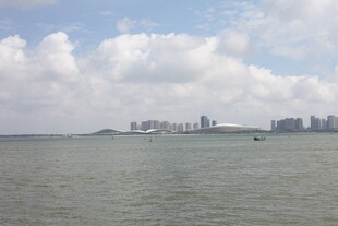 海滨城市天际线与辽阔水域