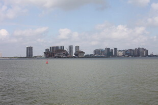 海滨城市天际线景观