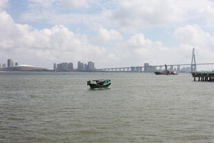 海上小船与远处城市景观