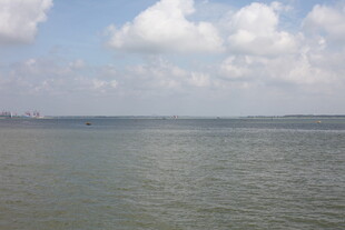 广阔湖面与蓝天白云