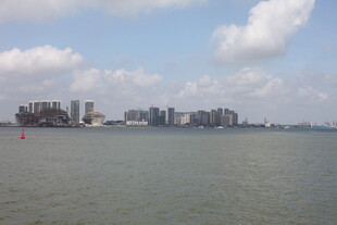 海滨城市天际线景观