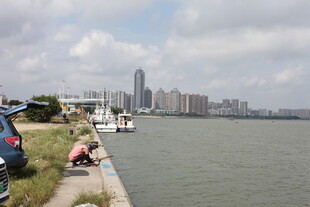 河畔城市风光与休闲场景