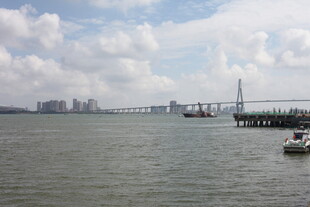 海上桥梁与船只风景图