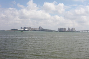 海滨城市远景风光