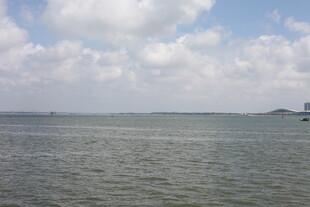 广阔海面与天际的美丽景致