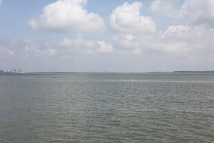 广阔湖面与蓝天白云美景