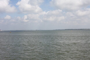 广阔海面与蓝天白云景象