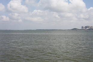 广阔海面与天边云朵景观