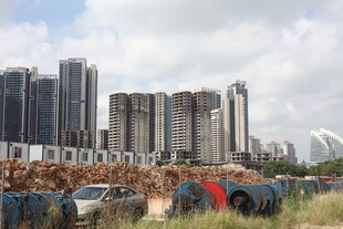 城市边缘的新旧建筑景观