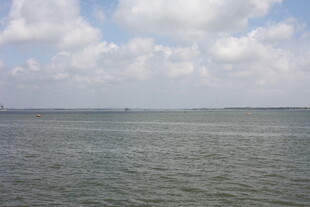 广阔海面与蓝天白云景象