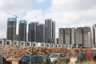 城市建设中的新旧场景对比