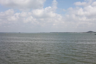 广阔海面与蓝天白云景象