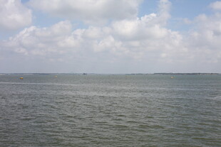 广阔海面与蓝天白云景象