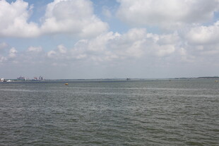 广阔海面与蓝天白云景观