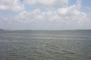 广阔海面与蓝天白云景象