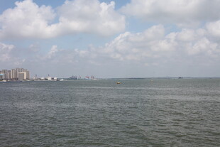 海滨城市风光辽阔水域