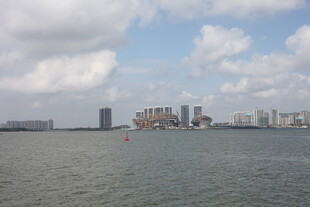 城市天际线与辽阔水域景观