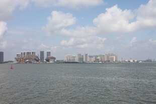 海滨城市天际线景观