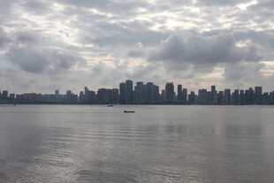 城市江畔天际线景观