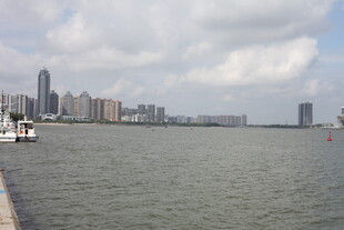 城市滨水风光远眺