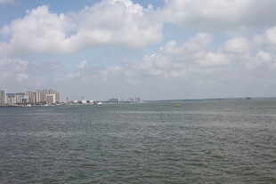 海滨城市的广阔水域景观