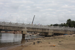 海边桥梁建设场景