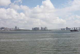 海上城市景观与桥梁