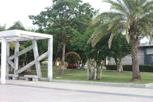 户外白色木质景观架