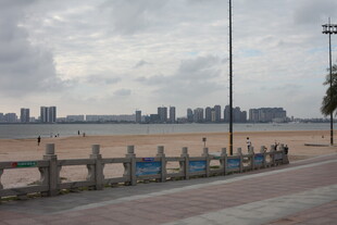 海滨城市风光与静谧步道