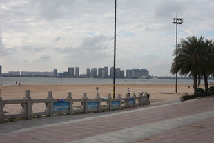 海滨城市空旷的休闲步道