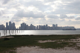 城市天际线与水边景致