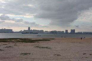 海滨城市阴天景象