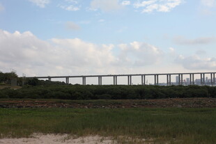 田野上的高架桥