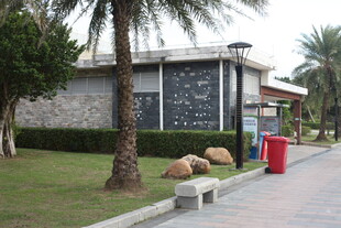 户外休闲场景中的长椅与建筑