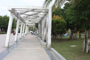 户外白色廊架休闲步道