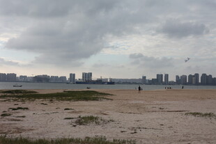 阴天城市边的空旷沙地景观