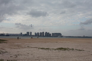 海滨城市远景沙滩景观