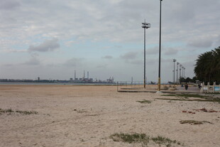 海边空旷沙地与远处景象