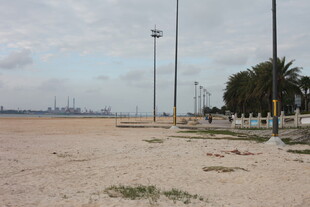 空旷沙滩与远处景致