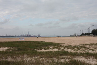 海滨风光远处船只与沙滩