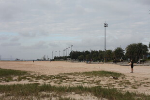 海滩风光一人漫步于沙滩