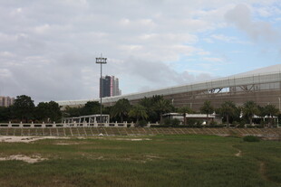 户外开阔场地与远处建筑