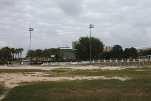 户外开阔场地与远处建筑