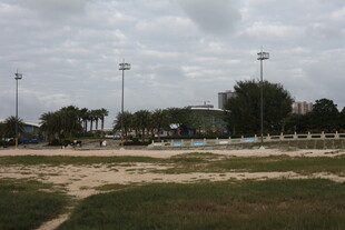 户外空旷运动场场景