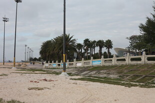 海滨沙滩旁的路灯与围栏