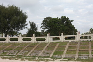 白色护栏与阶梯景观