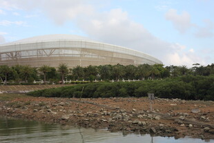 河边的大型体育场建筑