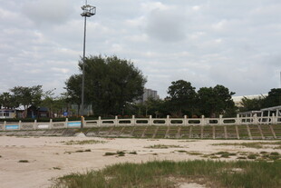 空旷户外场地与围栏设施